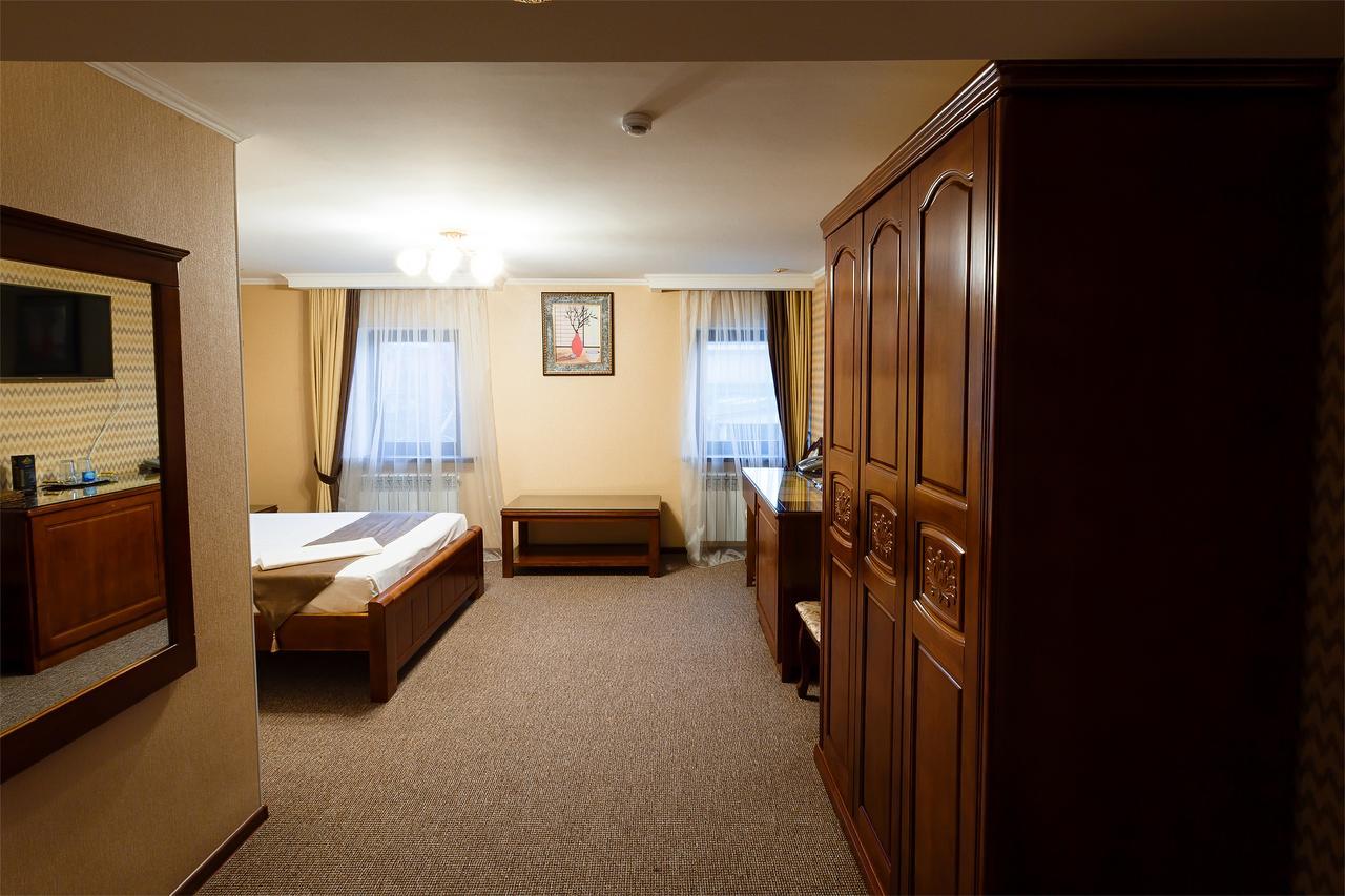 Salut Hotel Almaty Exterior foto